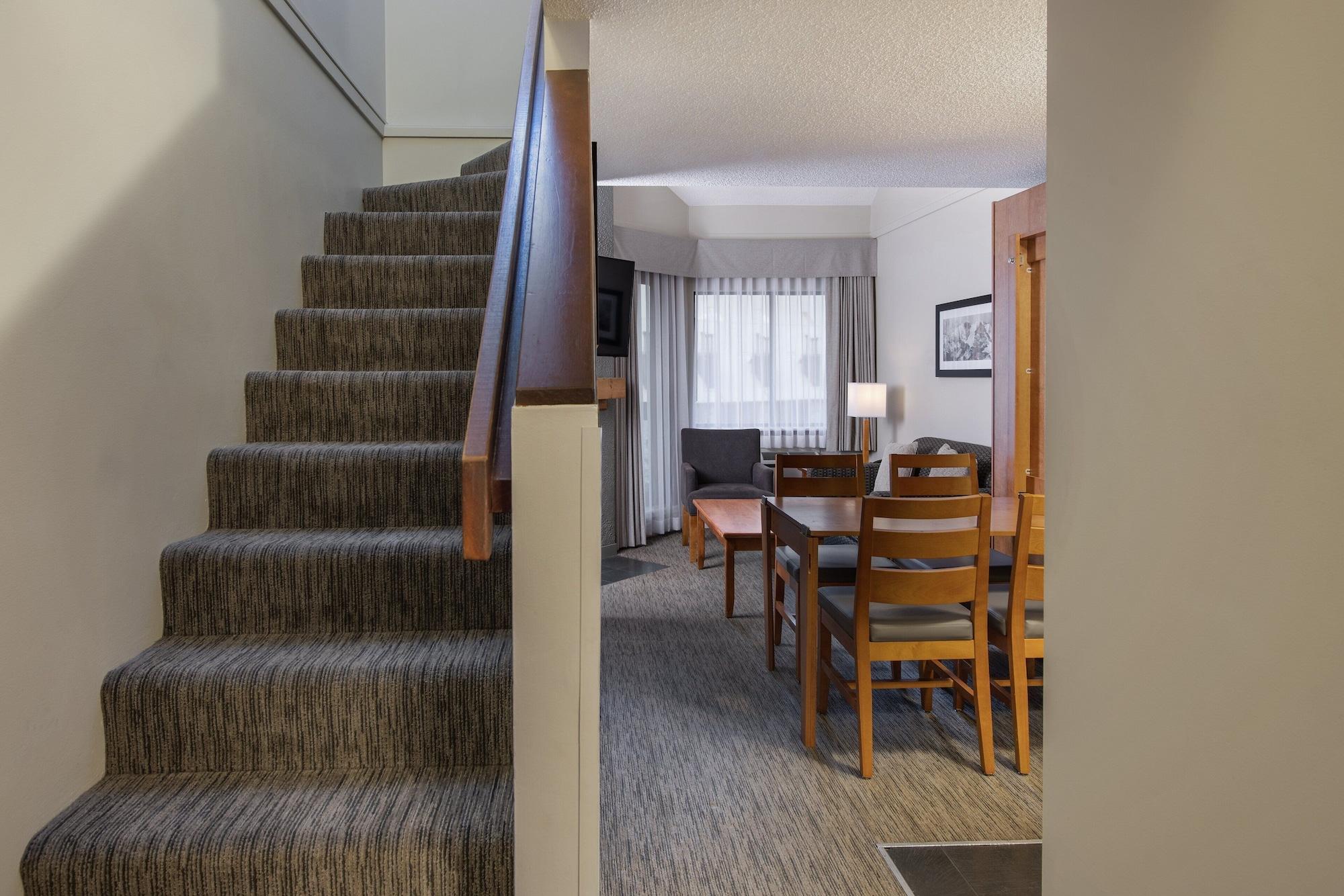 Whistler Village Inn & Suites Экстерьер фото