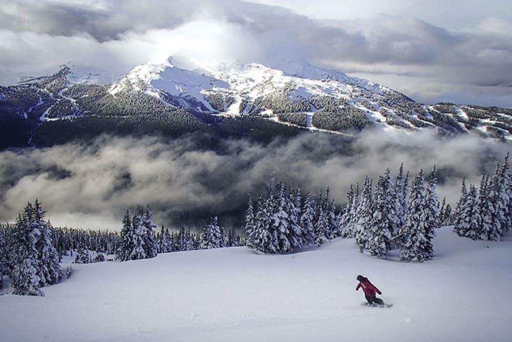 Whistler Village Inn & Suites Экстерьер фото