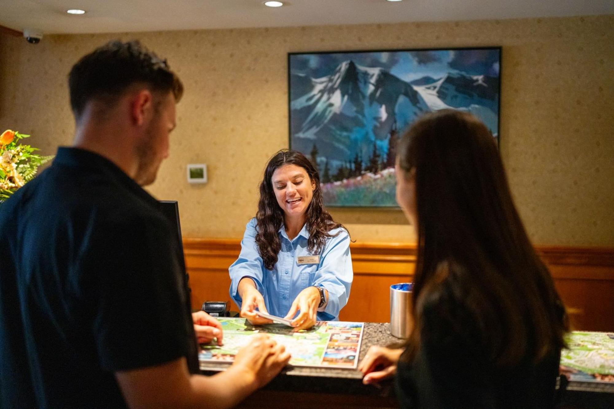 Whistler Village Inn & Suites Экстерьер фото