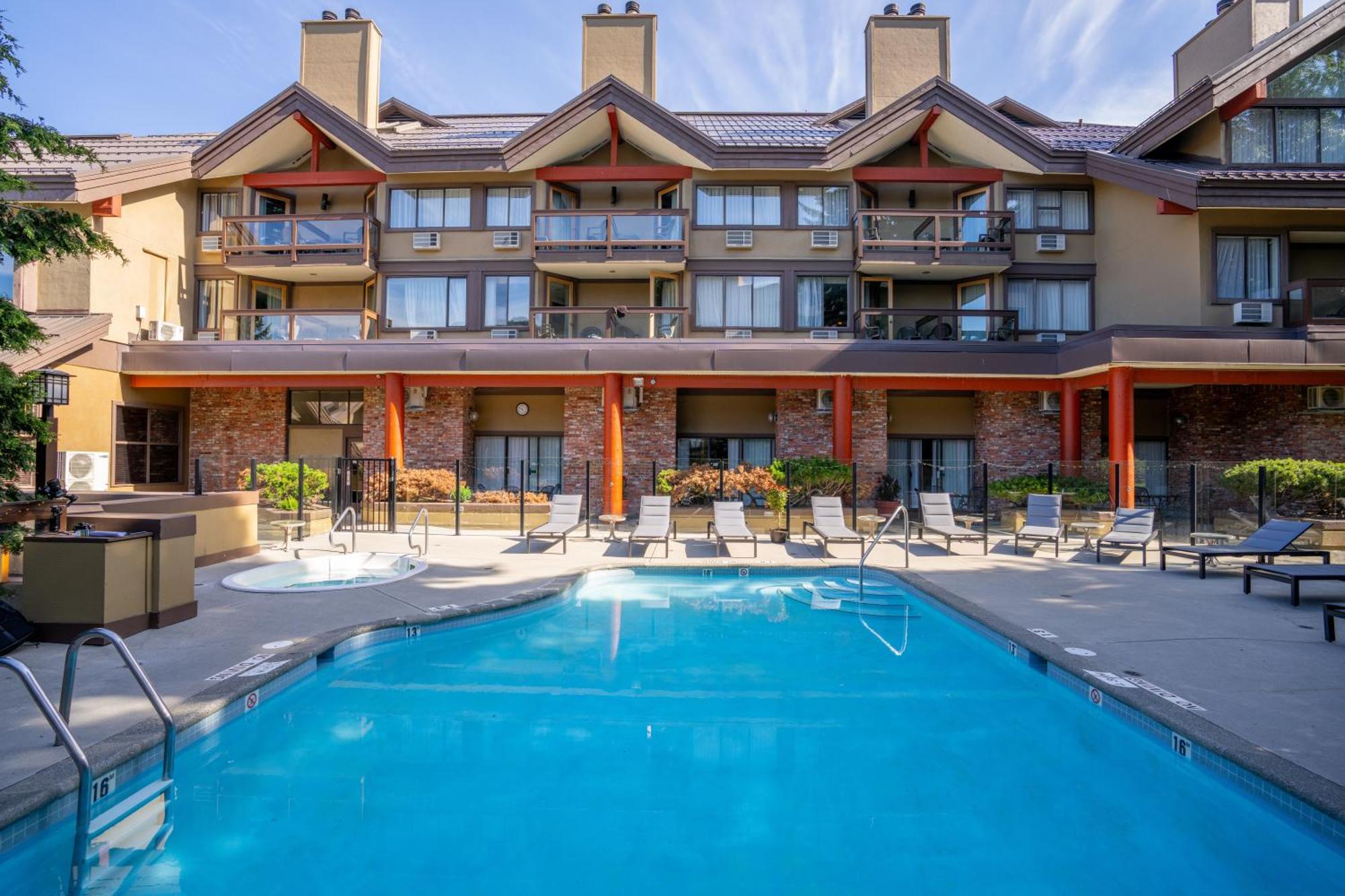 Whistler Village Inn & Suites Экстерьер фото