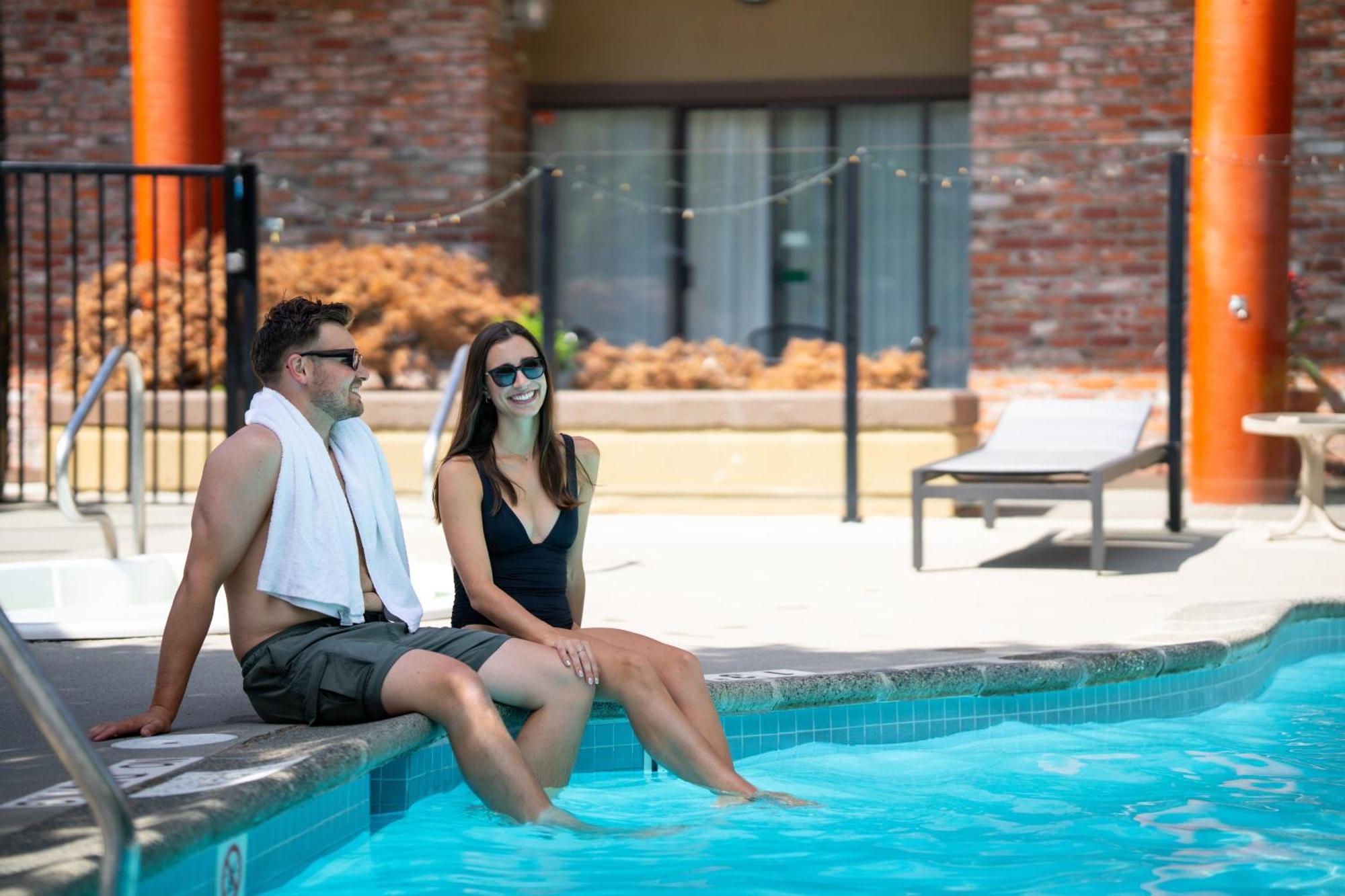 Whistler Village Inn & Suites Экстерьер фото