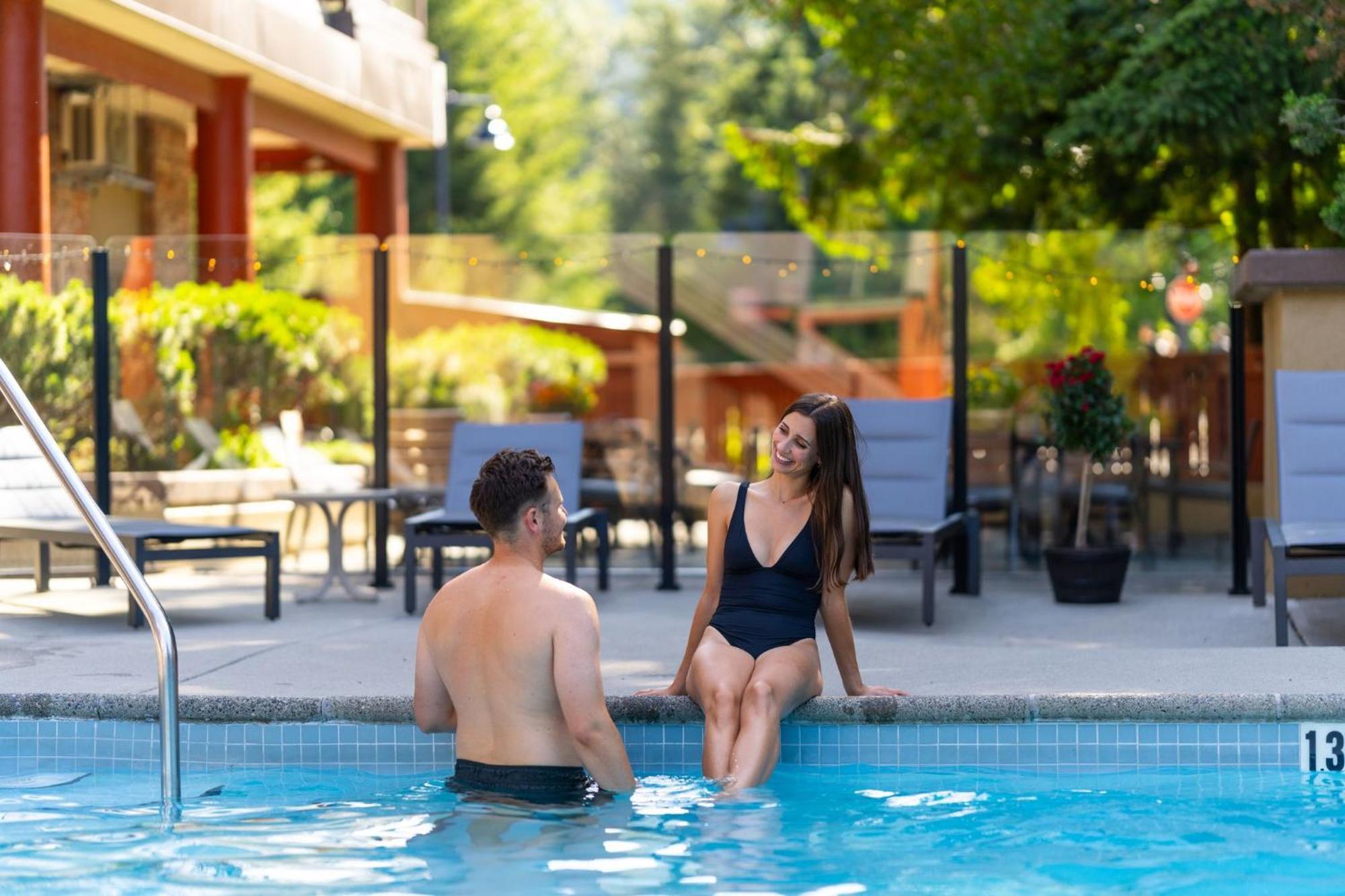 Whistler Village Inn & Suites Экстерьер фото
