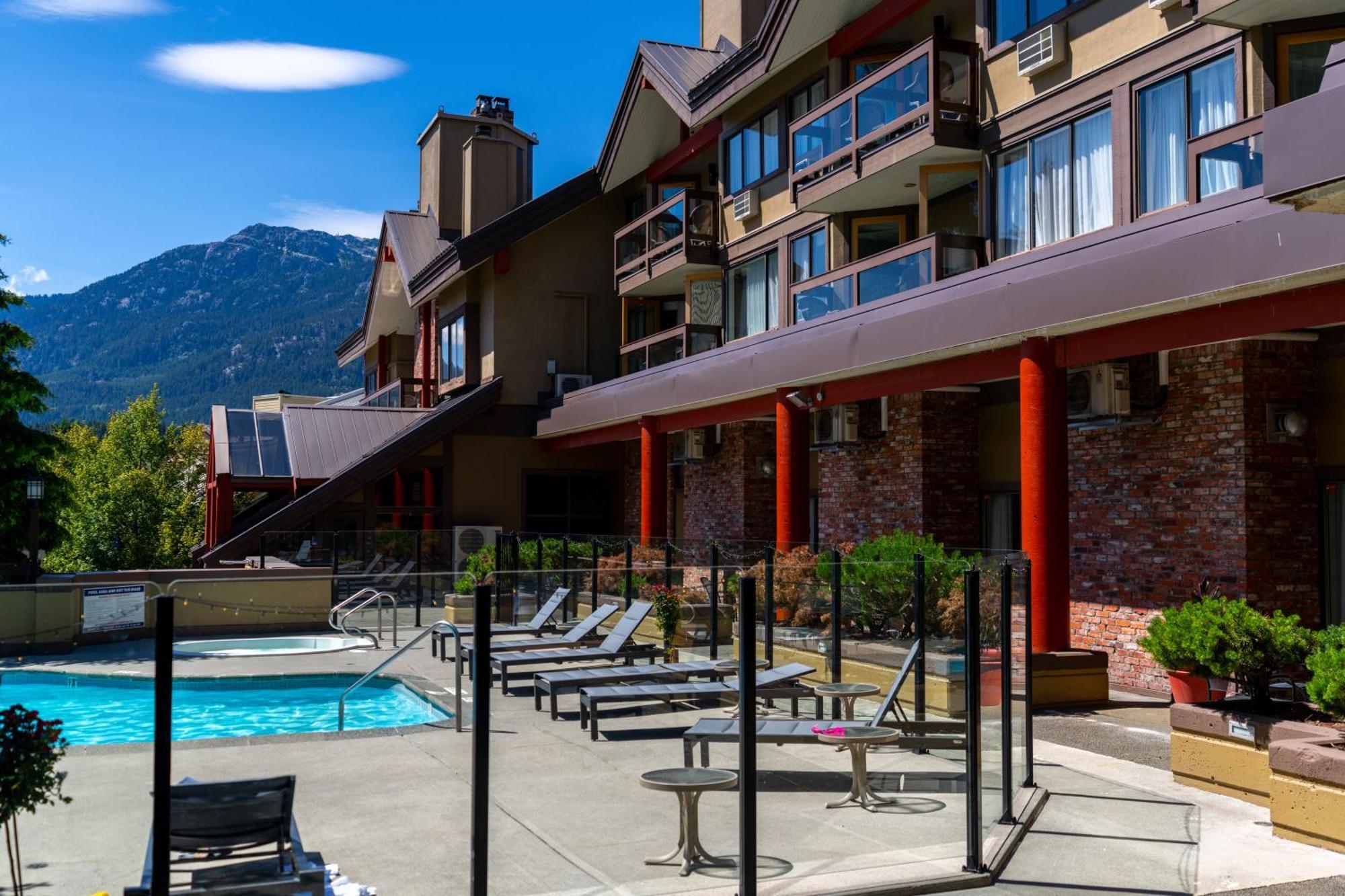 Whistler Village Inn & Suites Экстерьер фото