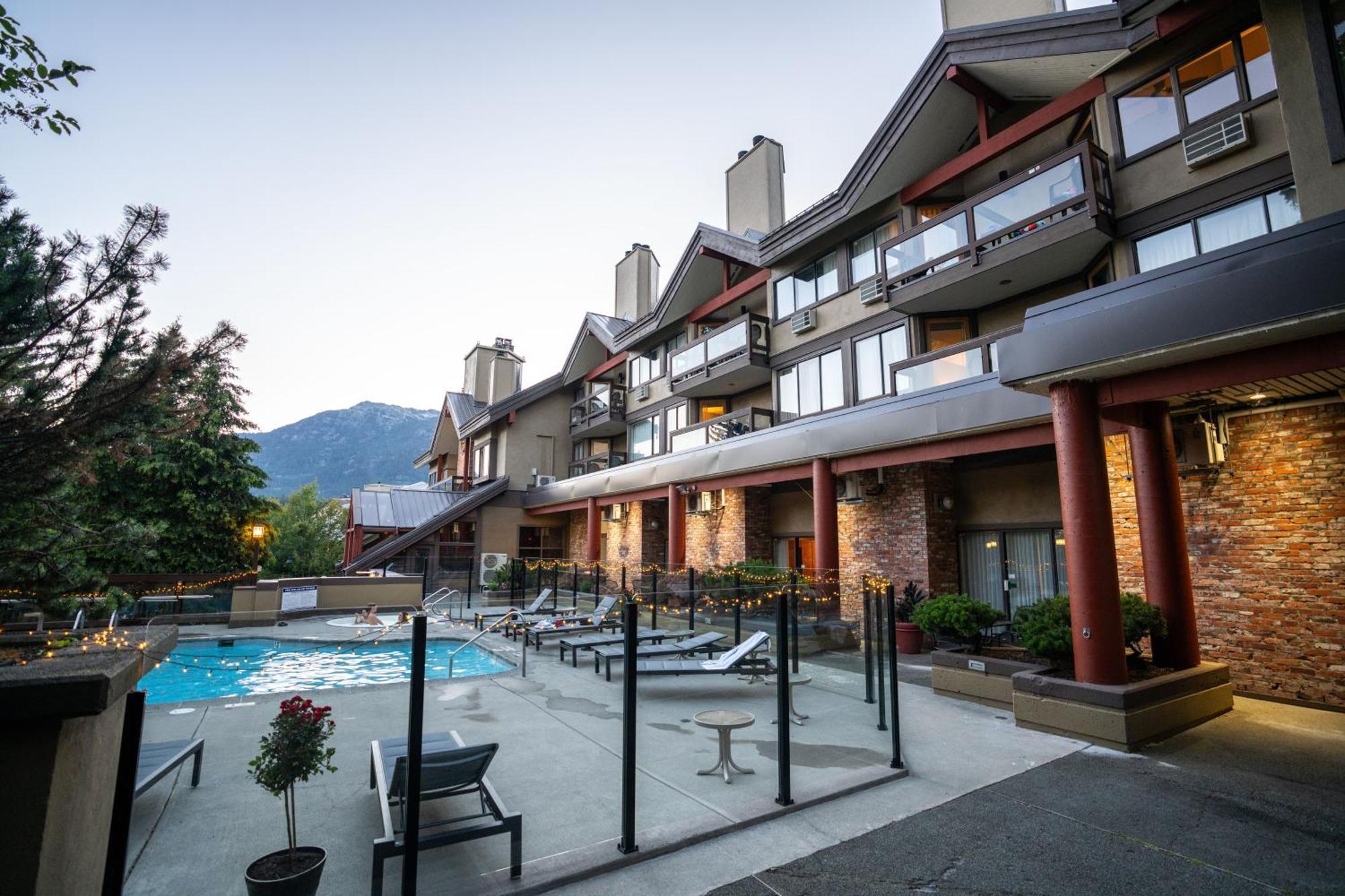 Whistler Village Inn & Suites Экстерьер фото