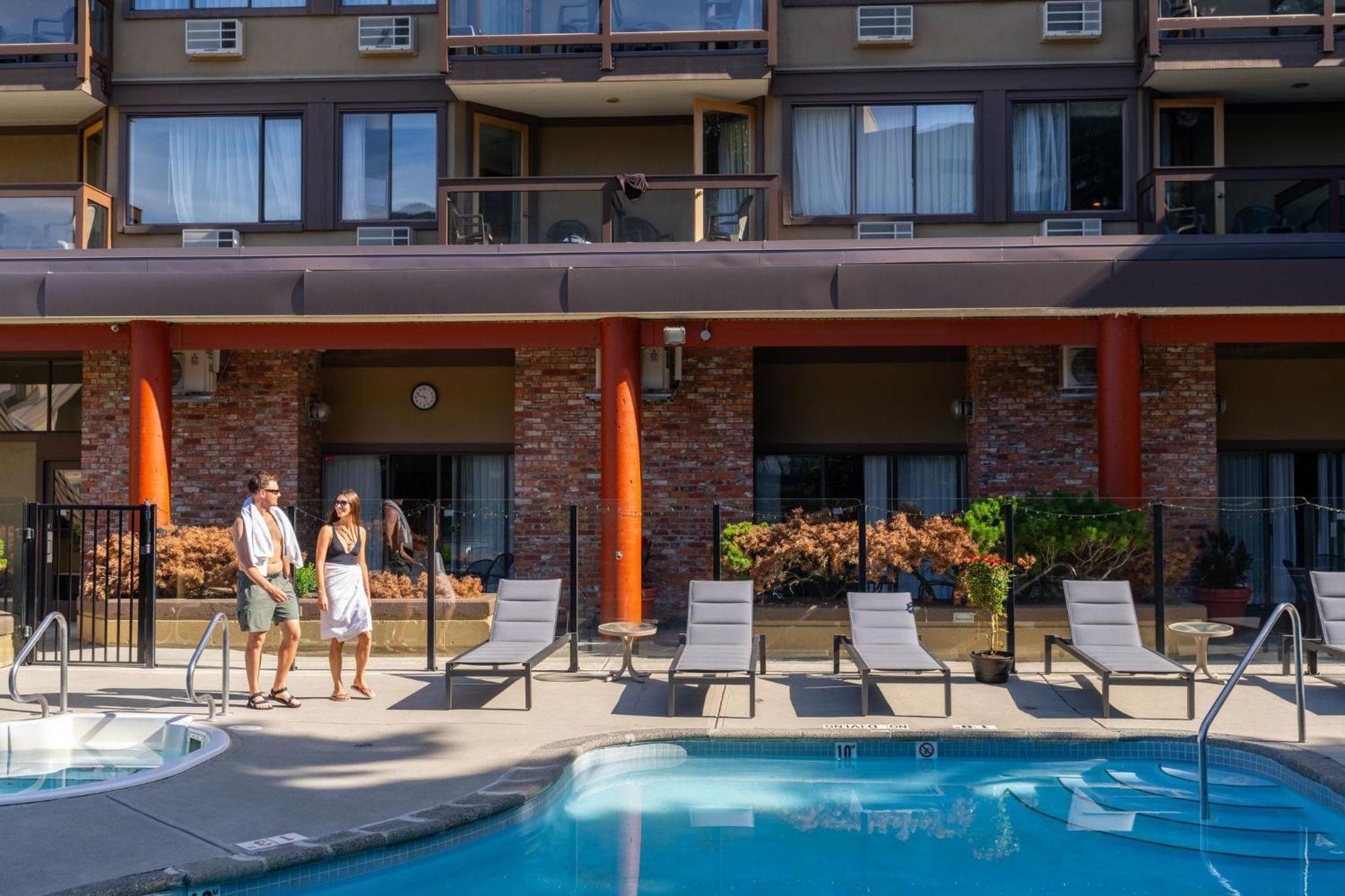 Whistler Village Inn & Suites Экстерьер фото