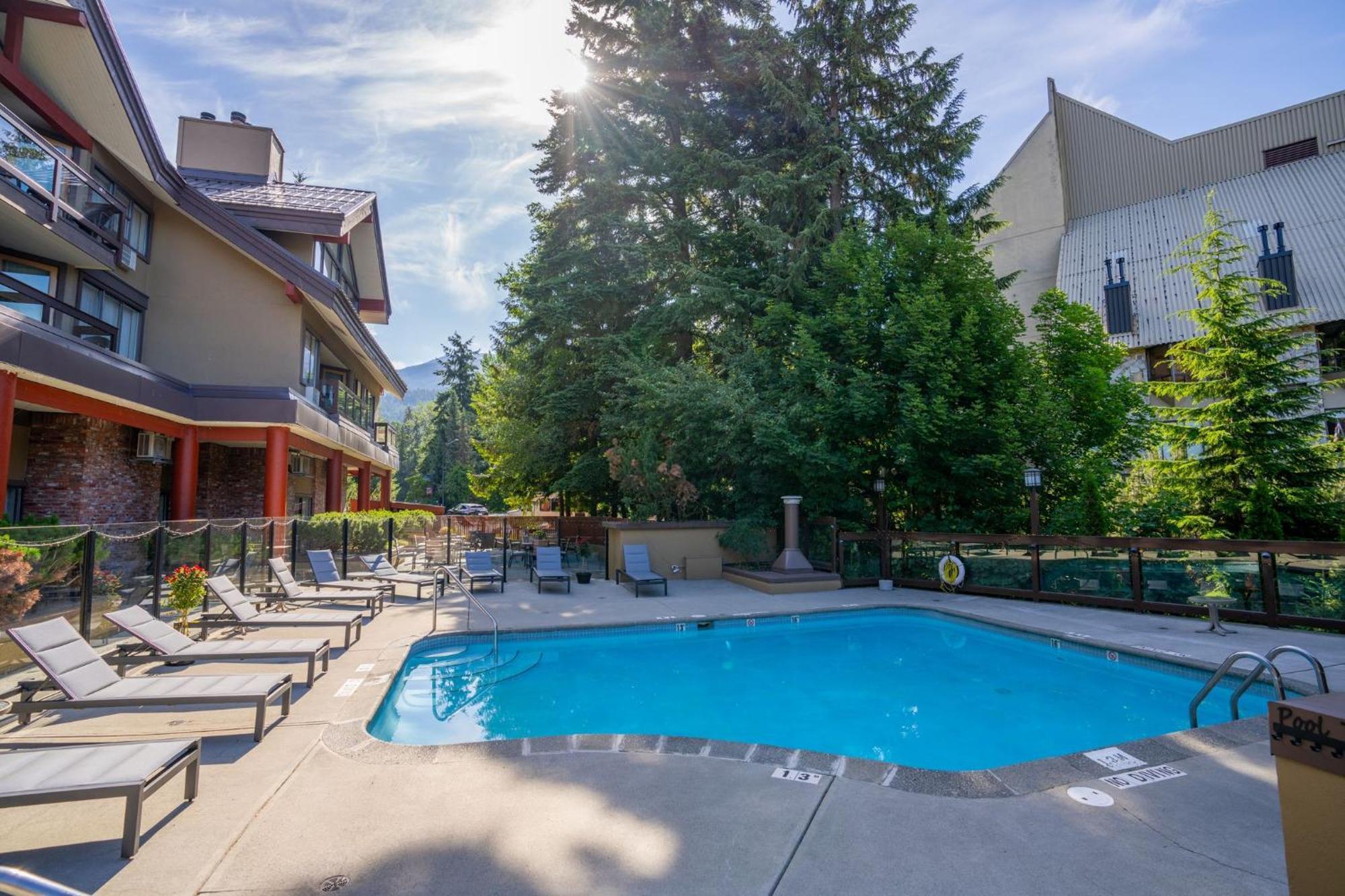 Whistler Village Inn & Suites Экстерьер фото