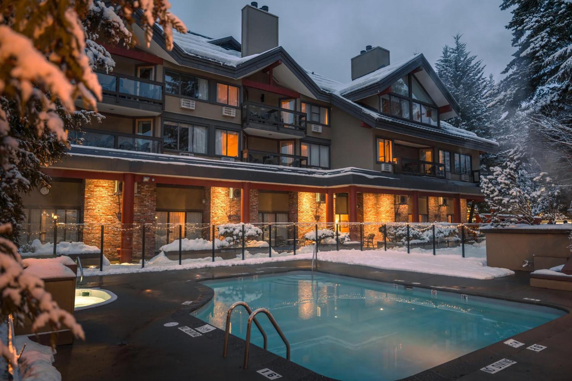 Whistler Village Inn & Suites Экстерьер фото