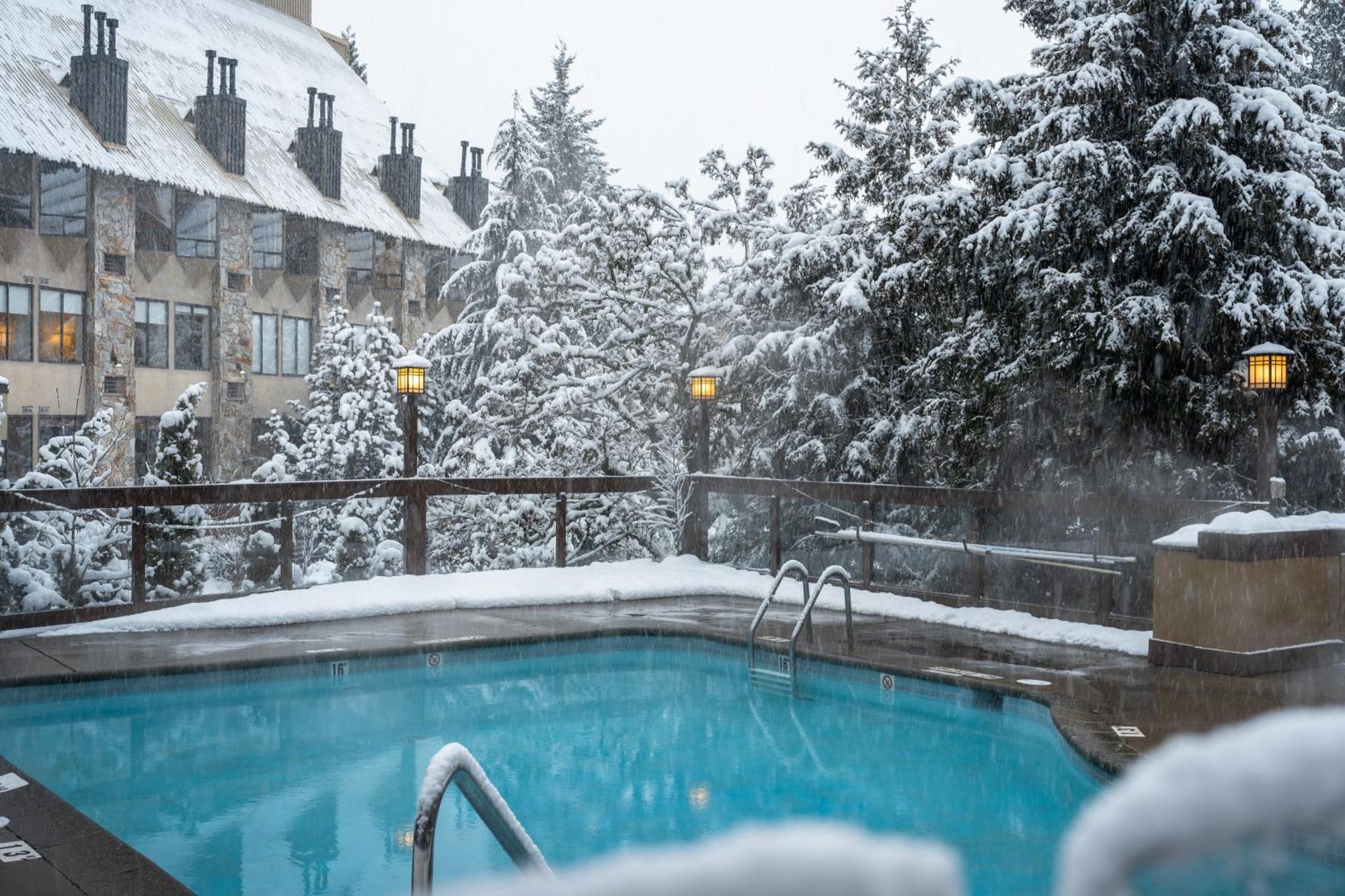 Whistler Village Inn & Suites Экстерьер фото