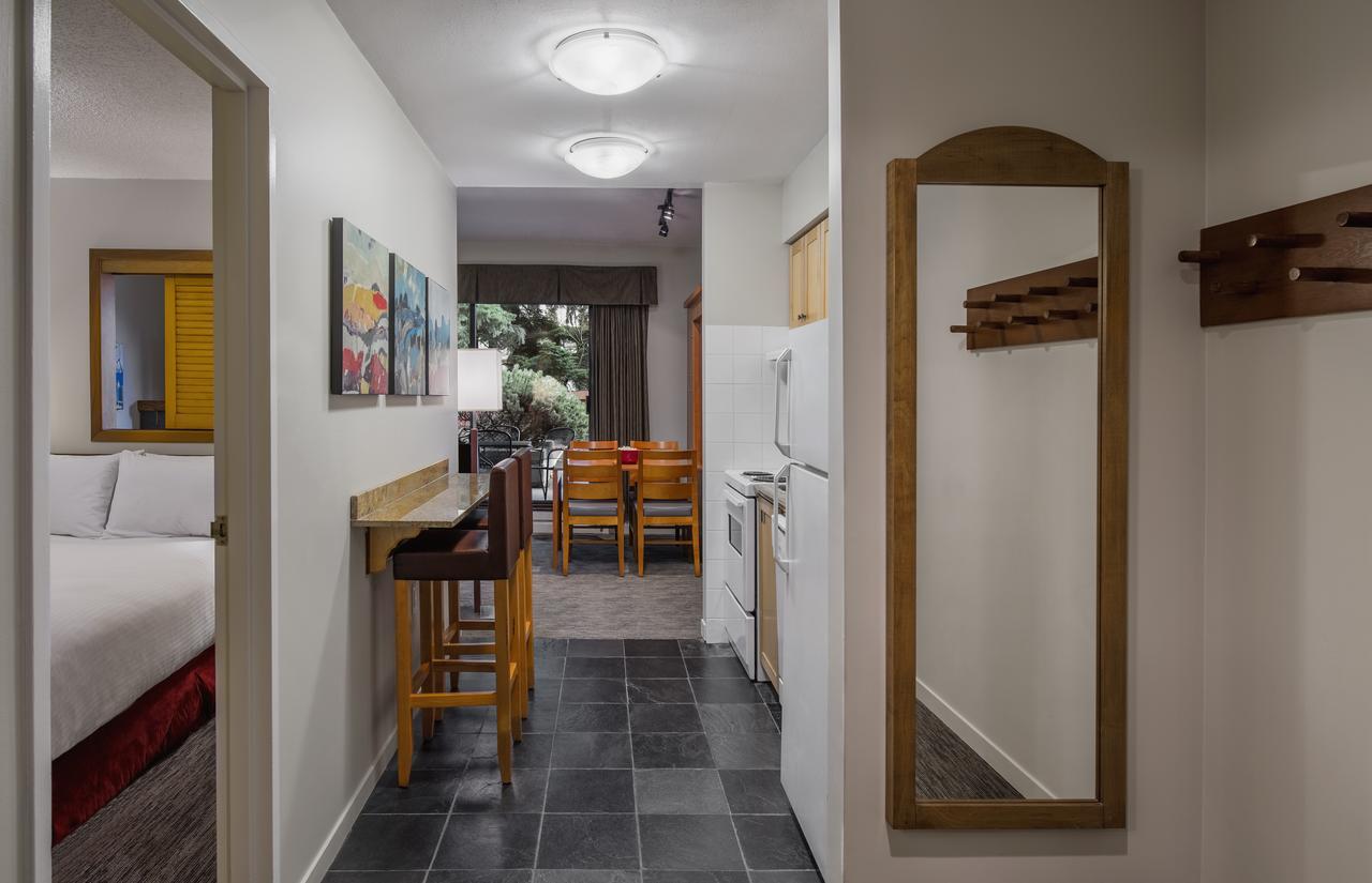 Whistler Village Inn & Suites Экстерьер фото